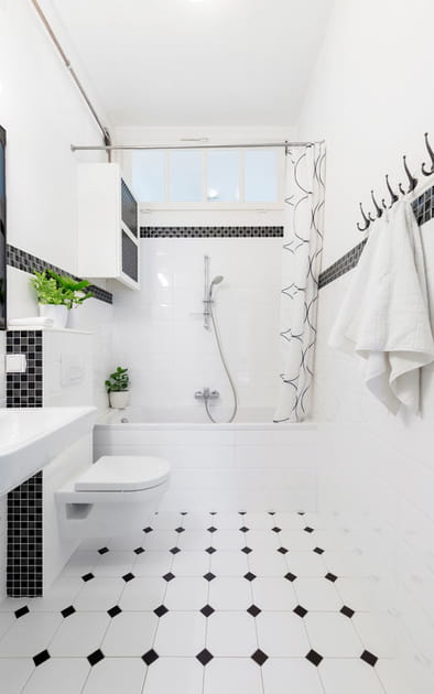 Essuyer la baignoire, la douche et le lavabo apr&egrave;s chaque utilisation