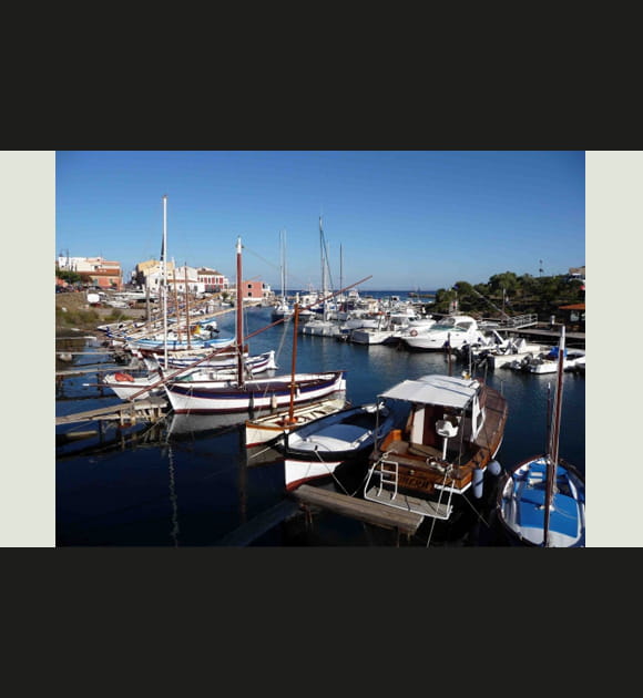 Petit port avec ses barques &agrave; voile latine