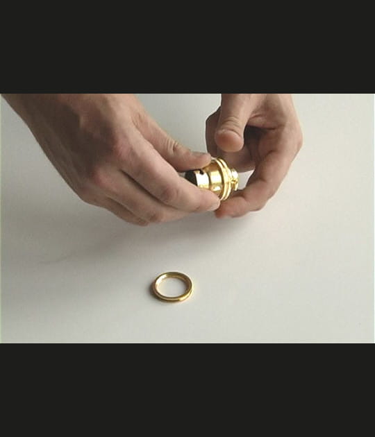 D&eacute;vissez la bague de serrage