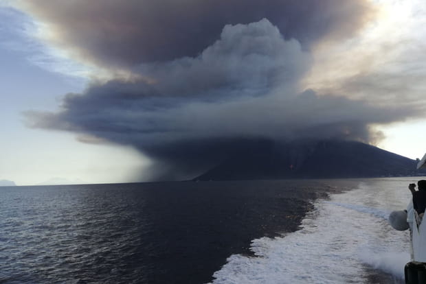 Eruption du volcan Stromboli le 3 juillet au large de la Sicile