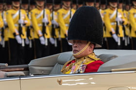 C'est le roi le plus riche du monde&nbsp;: il poss&egrave;de 17&nbsp;000&nbsp;maisons, 300&nbsp;voitures, 38&nbsp;jets priv&eacute;s et 52&nbsp;yachts de luxe