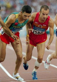 hicham el guerrouj (à gauche) lors des jeux olympiques d'athènes en 2004.