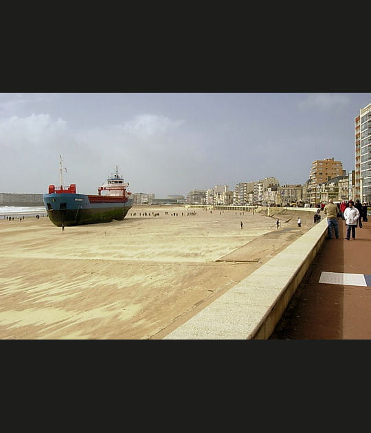Le cargo s'est gar&eacute; sur la plage