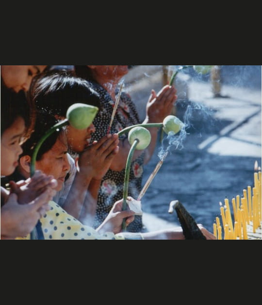 Encens, bougies et fleurs de lotus
