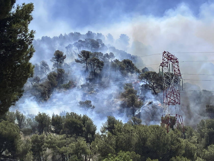Un important feu de for&ecirc;t s'est propag&eacute; jusqu'&agrave; la ville de Marseille