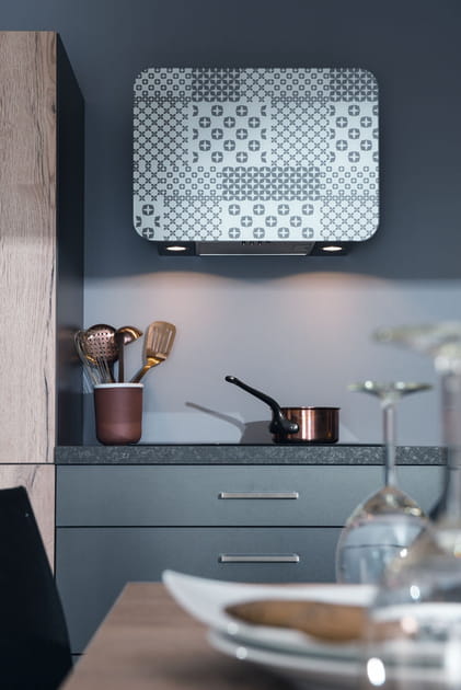 Sur une hotte d&eacute;corative