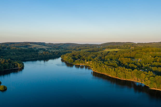 Le lac des Settons, idéal pour se ressourcer à la Toussaint