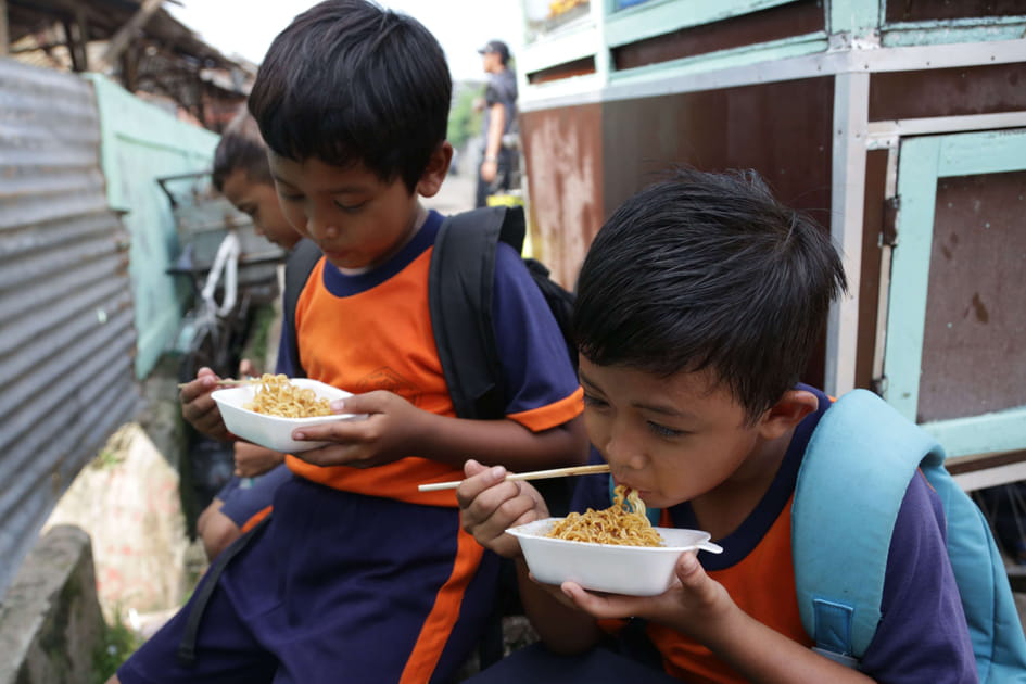 Nouilles aval&eacute;es dans les rues de Jakarta