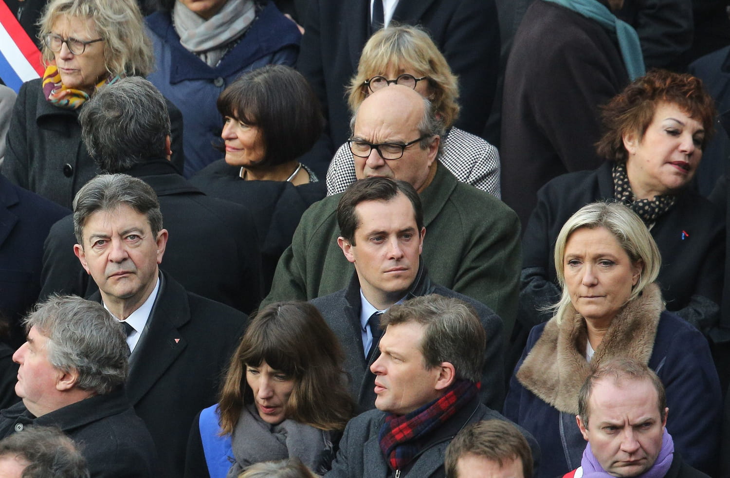 Hommage national : Jean-Luc Mélenchon ronchonne à côté de Marine Le Pen