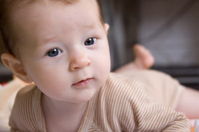 en nous plaçant à sa hauteur, nous posons un regard bienveillant sur le bébé.