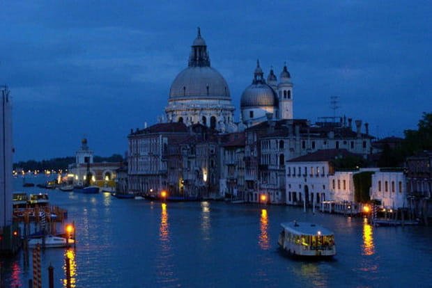 La Cité des Doges dans l'obscurité