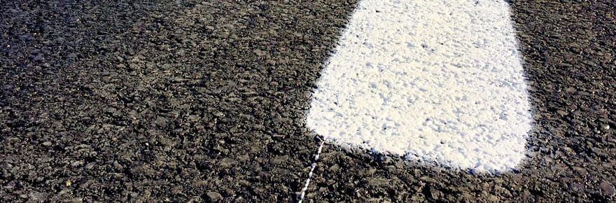 &quot;&Ccedil;a ne part pas du tout&quot;&nbsp;: des automobilistes se disent victimes d'un liquide d&eacute;pos&eacute; sur la route, les autorit&eacute;s r&eacute;agissent