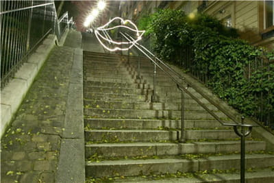 plus l'on s'amuse, mieux c'est. les éléments du décor urbain sont là pour servir