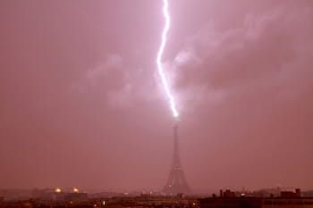 Un impressionnant impact de foudre s'est abattu sur la Tour Eiffel