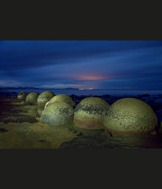 Les Moeraki Boulders au cr&eacute;puscule