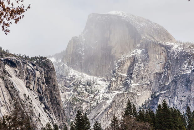 Half Dome dans les nuages