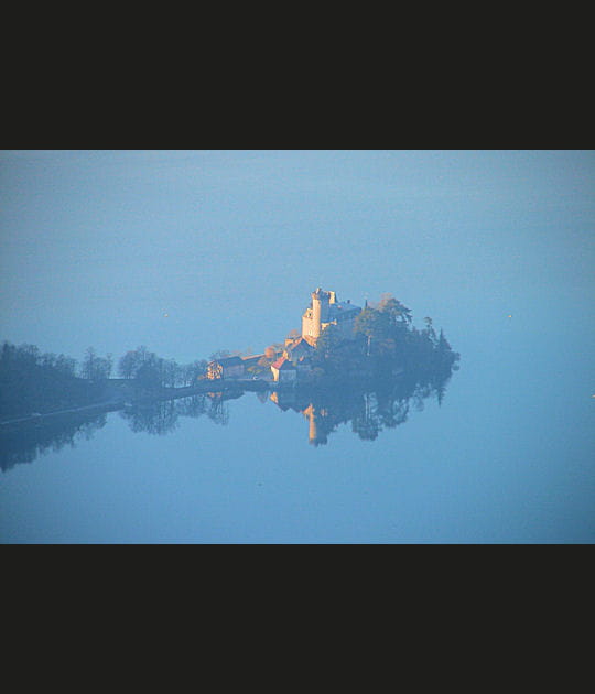 Le ch&acirc;teau de Duingt vu de la Forclaz