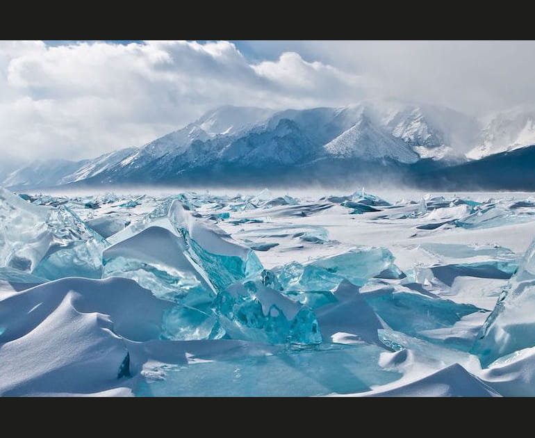 Sublime glace turquoise au lac Ba&iuml;kal