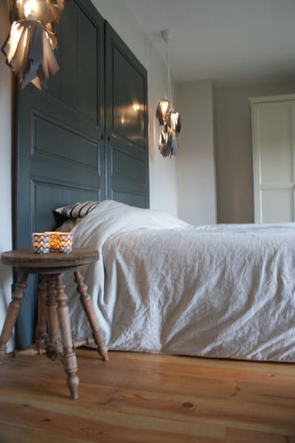 Des portes en guise de t&ecirc;te de lit