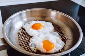 Les chefs l'utilisent&nbsp;: le test infaillible pour que les aliments n'accrochent plus sur une po&ecirc;le en inox