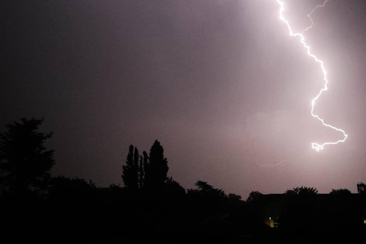 Orages en France : un mort et six blessés, des vigilances maintenues dans la moitié nord