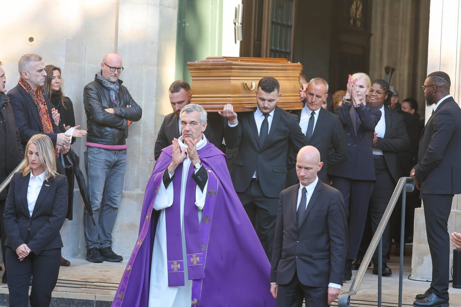Le cercueil de Michel Blanc sort de l'&eacute;glise