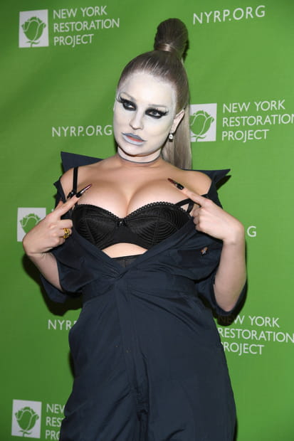 La chanteuse Kim Petras, zombie en tenue affriolante