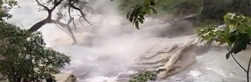 L'eau d'une rivi&egrave;re atteint plus de 90&deg;C, elle bout et cuit les animaux vivants