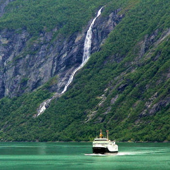 un bateau de croisière dans le ford de geiranger