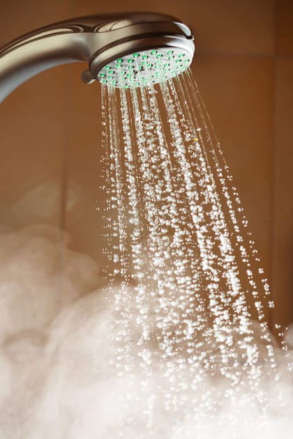 Faut-il privil&eacute;gier les douches chaudes ou ti&egrave;des pour &eacute;viter la condensation&nbsp;?