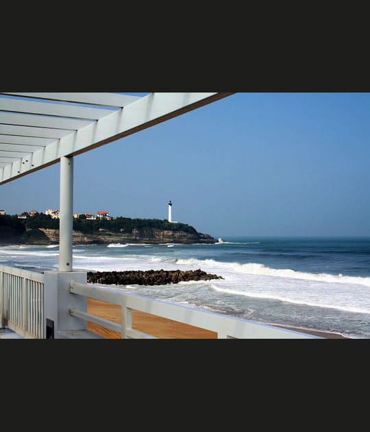 Le phare de Biarritz au loin