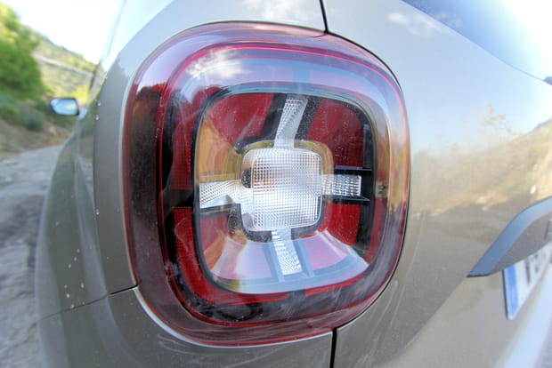 Des phares qui rappellent le Renegade