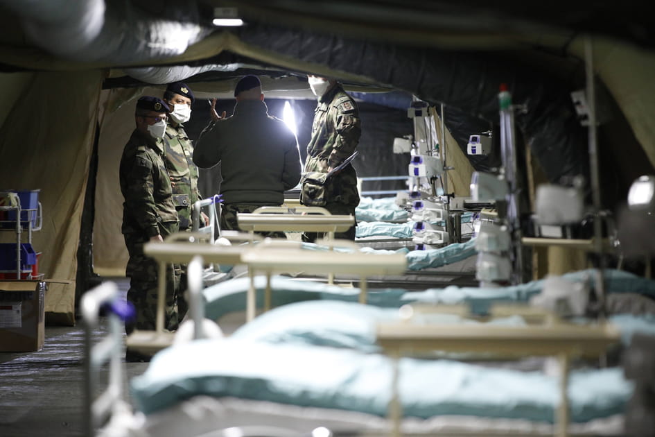 H&ocirc;pital militaire de campagne vu de l'int&eacute;rieur