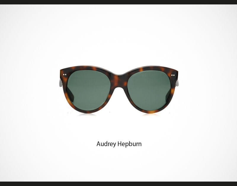 Les lunettes d'Audrey Hepburn dans Diamants sur canap&eacute;