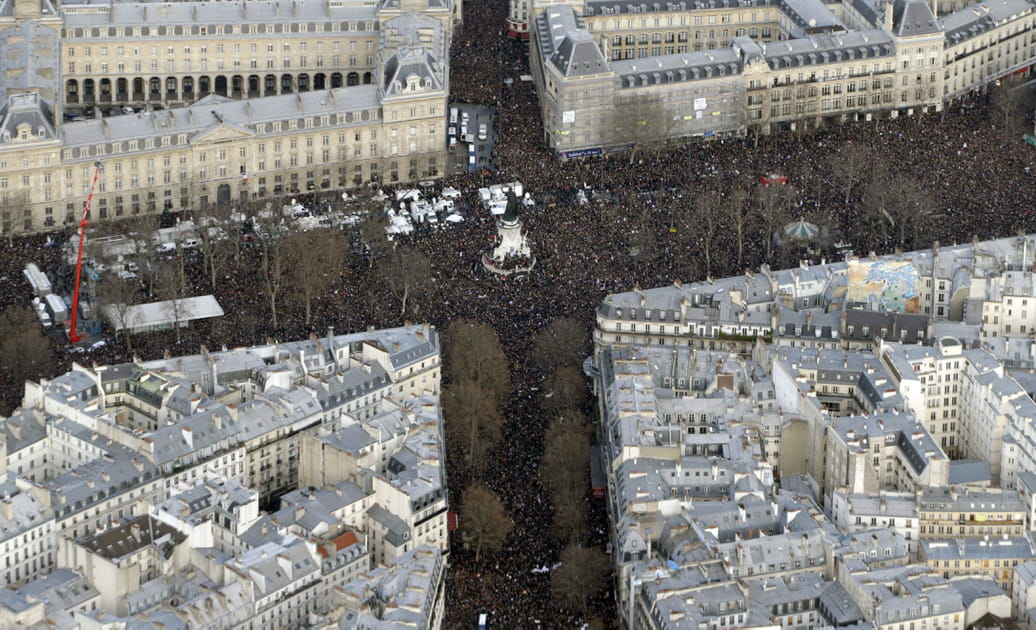 La Place de la R&eacute;publique &agrave; Paris noire de monde