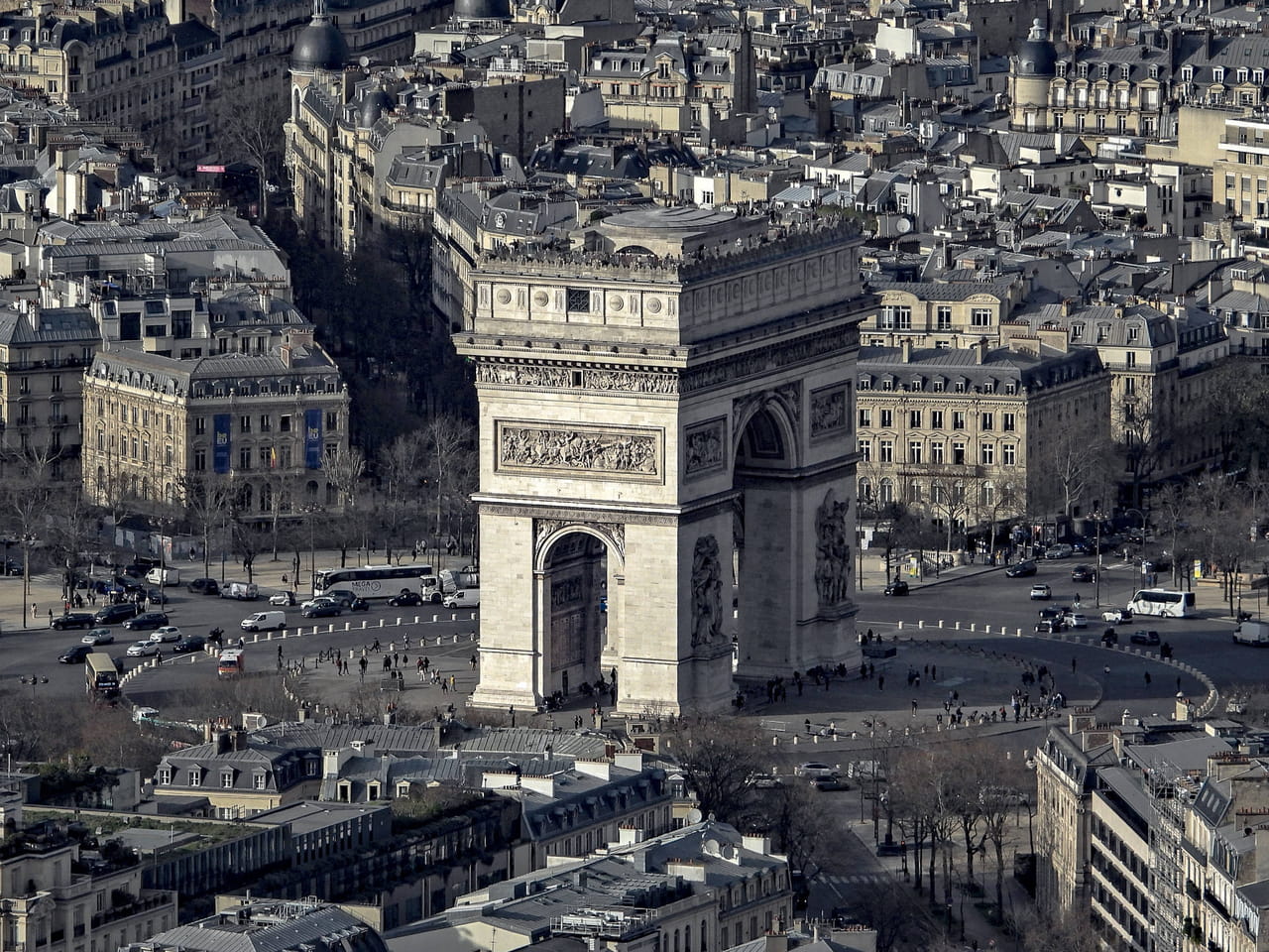 Homme blessé à l'Arc de Triomphe : les images spectaculaires de l'évacuation