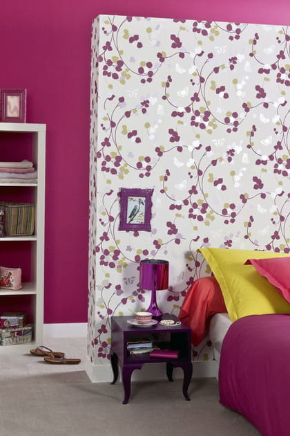 Une t&ecirc;te de lit en papier peint