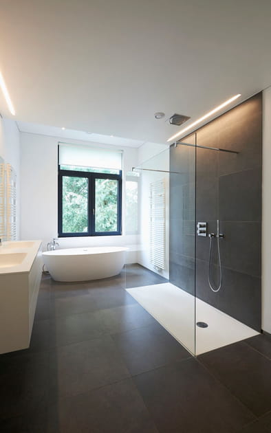 Privil&eacute;gier la douche au bain permet de faire des &eacute;conomies