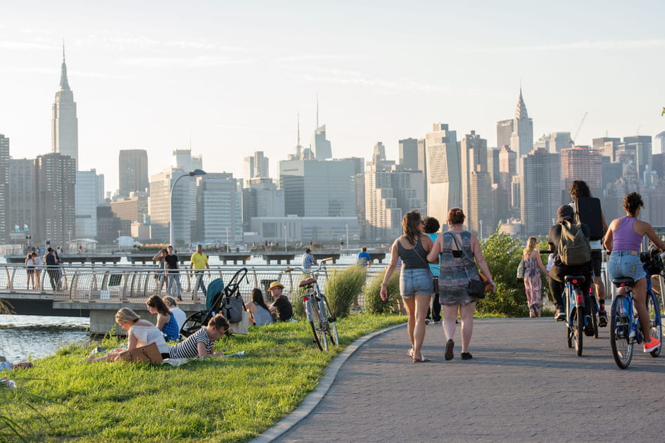 Transmitter Park&nbsp;: un beau coucher de soleil sur la skyline de Manhattan