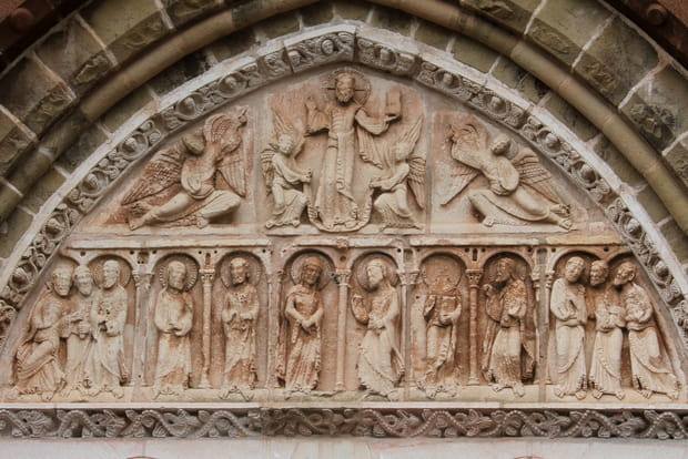Tympan de l'église Saint-Pierre de Collonges-la-Rouge