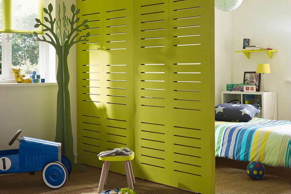 Des espaces cloisonn&eacute;s pour une chambre organis&eacute;e