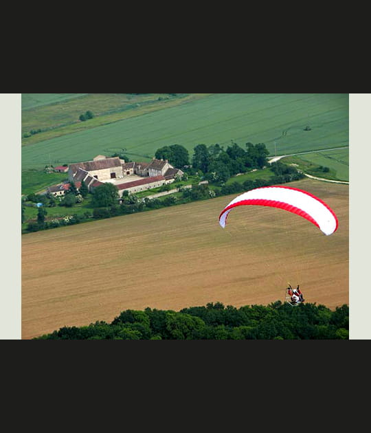 Ils ont survol&eacute; la r&eacute;gion parisienne en paramoteur