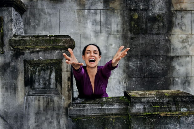 Sonia Braga, dans l'intensité du geste pour le Calendrier Pirelli 2013