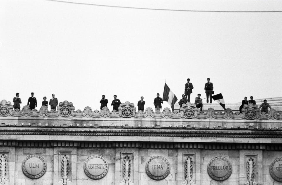 Sur le toit de l'Arc de triomphe