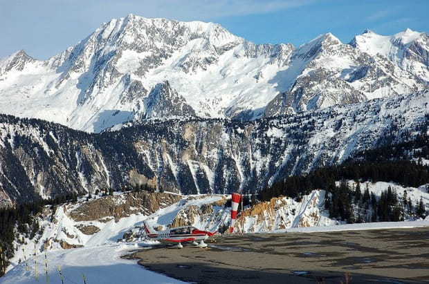 L'altiport de Courchevel au creux des Alpes