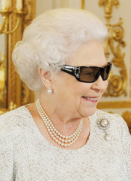 Elle met des lunettes 3D