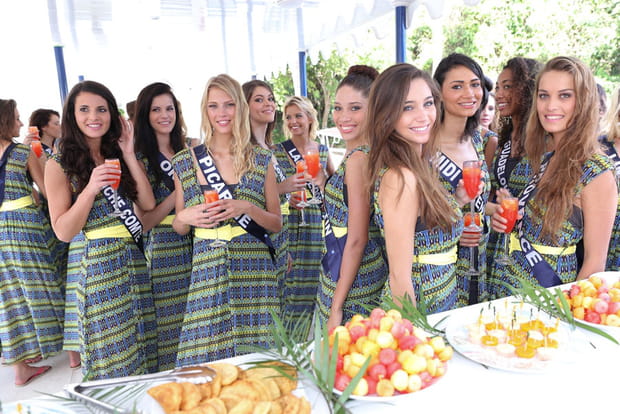 Les Miss prennent un cocktail de bienvenue