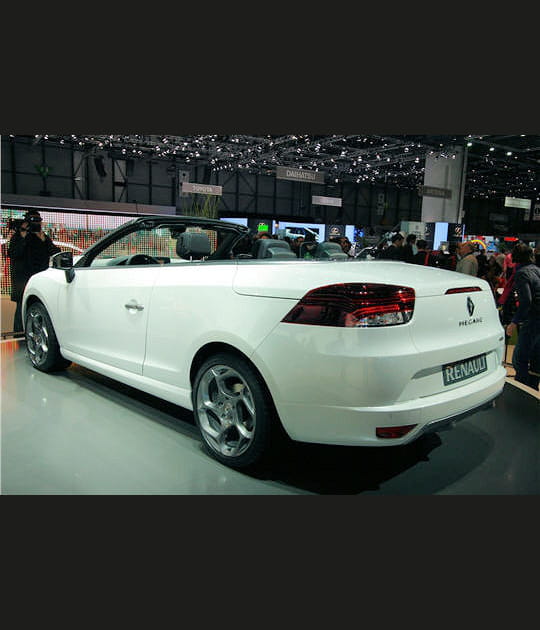 M&eacute;gane CC&nbsp;: toit panoramique en verre de s&eacute;rie