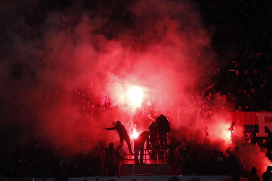 Des fumig&egrave;nes en tribune Auteuil