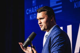 Qui &eacute;tait Charlie Kirk&nbsp;? Ses discours x&eacute;nophobes et homophobes donnent des r&eacute;ponses
